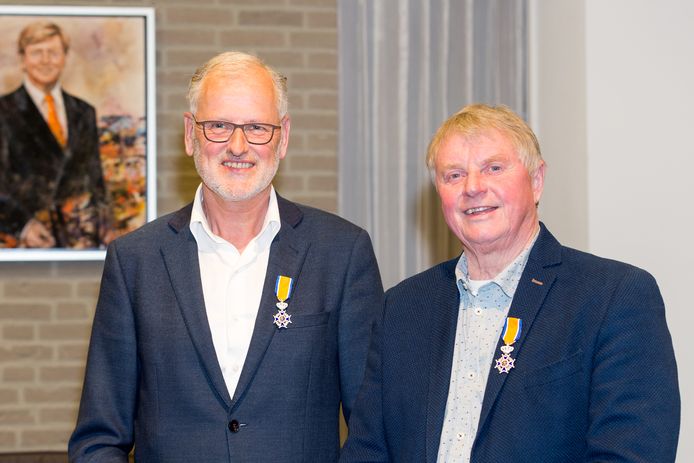 Jan van der Burgt (links) en Theo Noy met hun lintje.