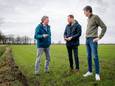Vlnr Joost Lobée (directeur Compaen), akkerbouwer René van de Gevel en Harold van de Ven (Building Balance) op het veld met wintertarwe in Borkel en Schaft.