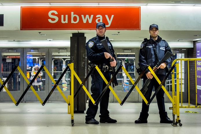 Archiefbeeld: agenten houden de wacht na de mislukte aanslag in de metro van New York.