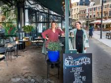 Haagse horecazaken breiden terrassen weer uit: ‘Het heeft ons er vorige zomer echt bovenop geholpen’