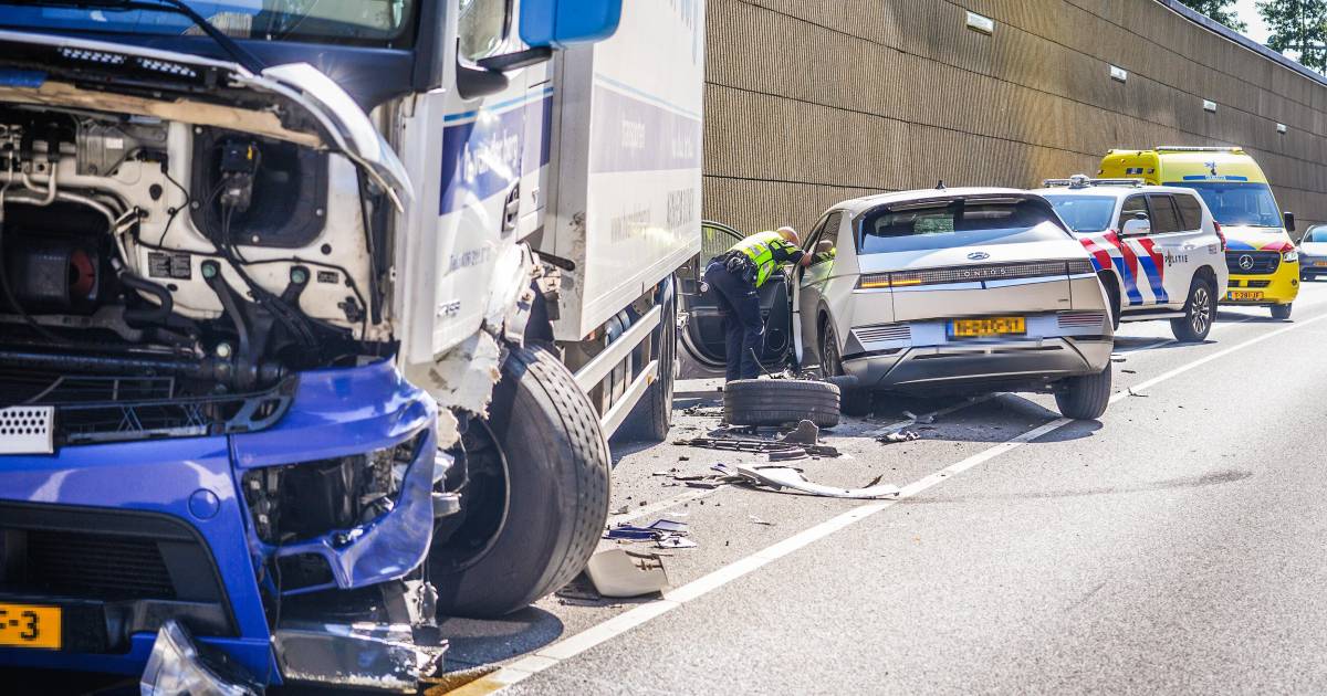 Ravage door frontale botsing tussen vrachtwagen en personenauto in Dieren.