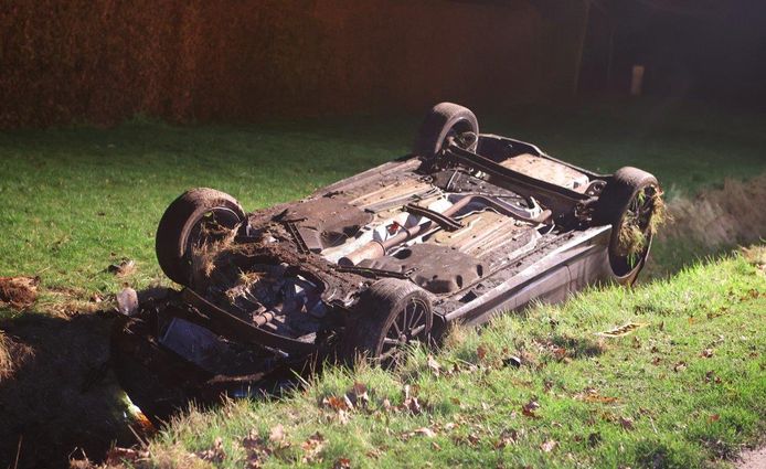 Een auto is zondagavond op de kop in een sloot terechtgekomen in Haaren.