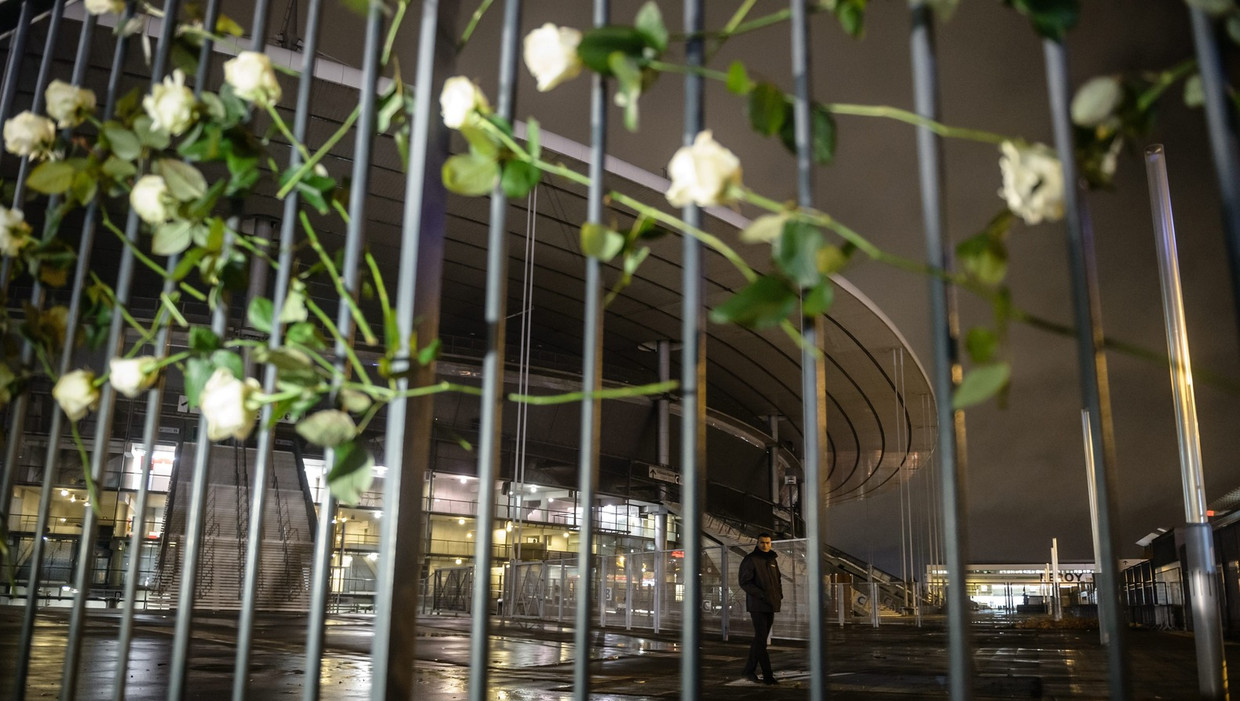 Bloemen bij het hek voor Stade de France. Beeld epa