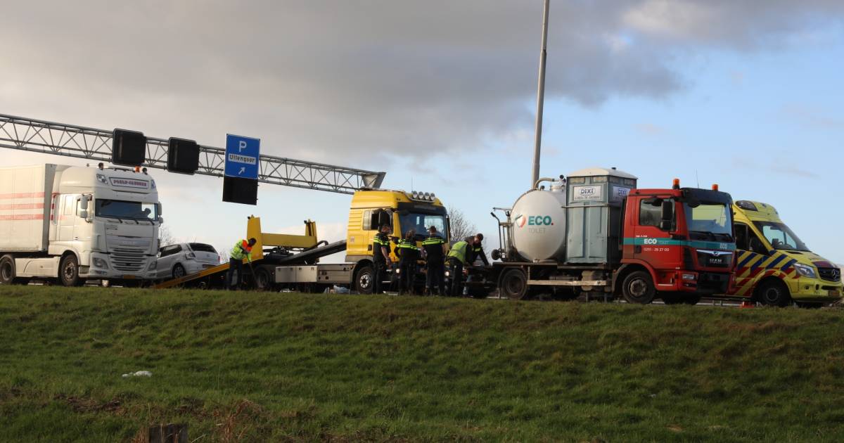 Botsing A1 bij Terschuur: man raakt zwaargewond, twee rijstroken afgesloten.