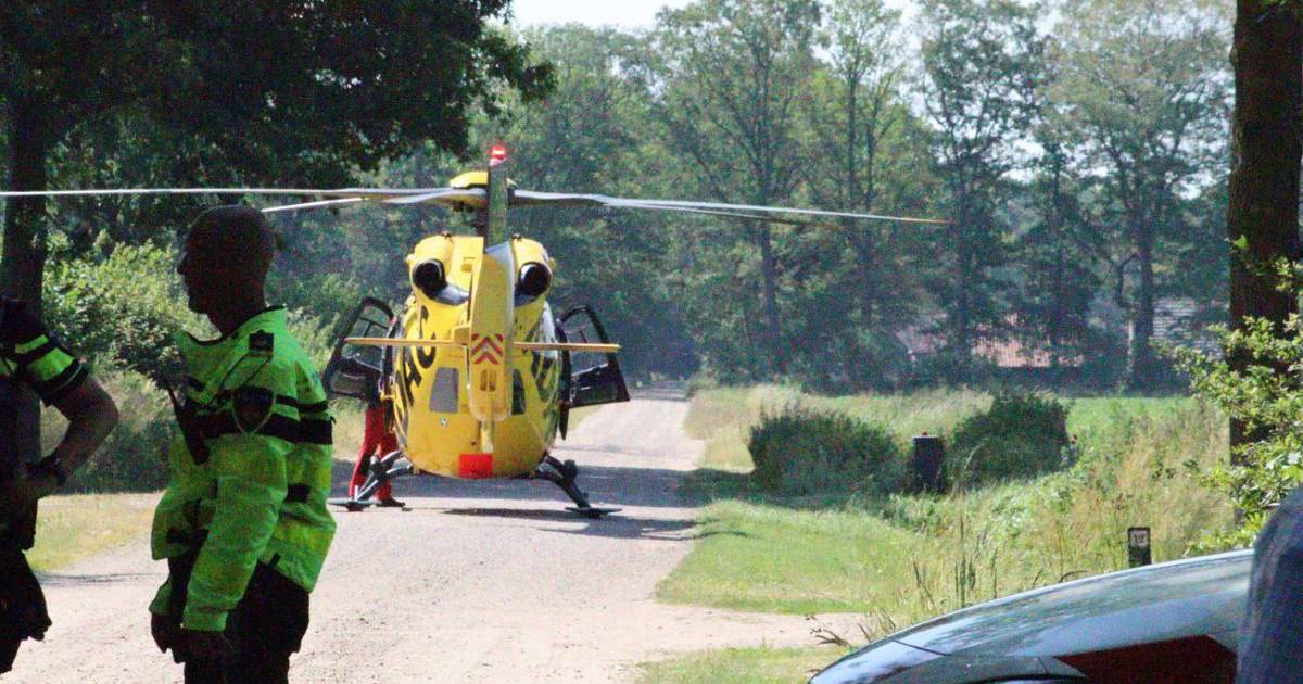 Ligfietser zwaargewond na ongeluk in Ambt Delden, traumaheli ter plaatse.