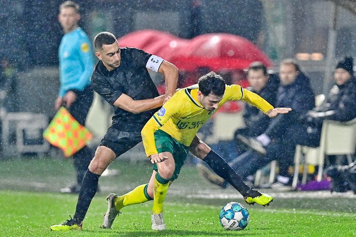 Oguzhan Ozyakup (r) en Adil Auassar (l).