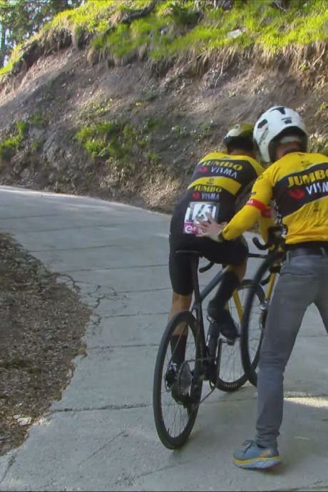 Un problème technique, mais une victoire: le maillot rose ne peut plus échapper à Roglic