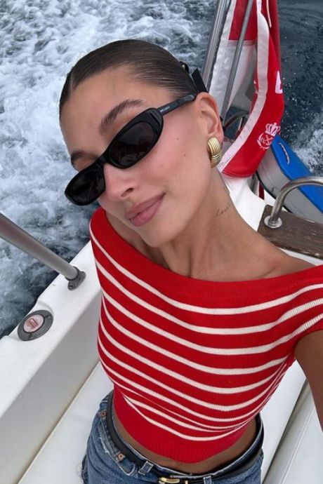 Adieu le décolleté plongeant, ce col ultra-élégant est le plus tendance de la saison
