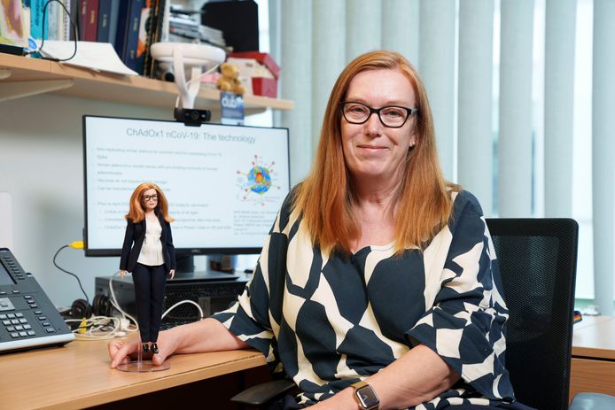 Sarah Gilbert tient une poupée Barbie fabriquée à son image, comme co-créatrice du vaccin AstraZeneca. La société de jouets a créé des modèles en l'honneur de cinq autres femmes travaillant dans le domaine des sciences, de la technologie et de l'innovation dans le monde entier.