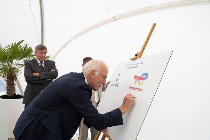 Jacques Beuckelaers, topman van TotalEnergies, zet zijn handtekening onder de samenwerking met Water-link.