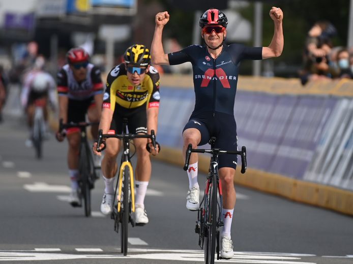 Pidcock juicht, Van Aert is verslagen.