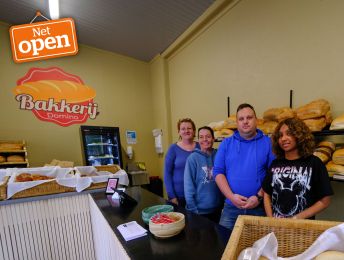 NET OPEN. Kwetsbare mensen openen bakkerij Domino: “Dit gaat veel verder dan alleen maar brood verkopen”