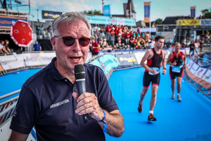 Speaker Wim van den Broek groeide uit tot een fenomeen in de triatlon : 'Ik heb geen rollende R. Ik heb een zachte G.'