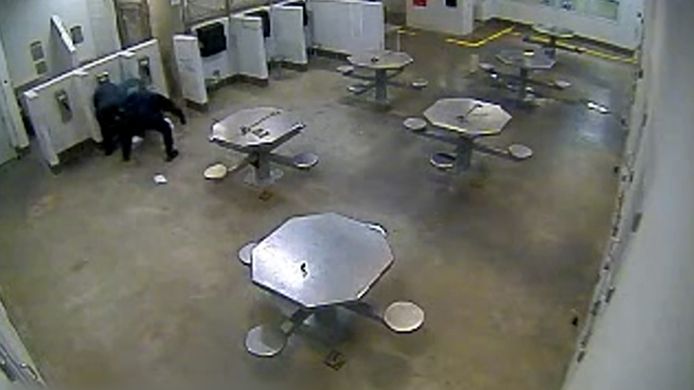 Bewakingsbeelden tonen het moment waarop cipier Richard Smith de gevangene in elkaar slaat.