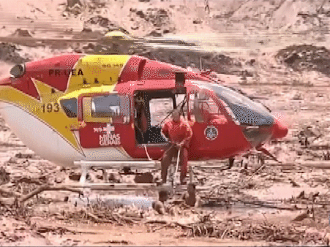 Onthutsende beelden: helikopter trekt mensen uit slijk na dambreuk Brazilië. 7 doden, 200 vermisten
