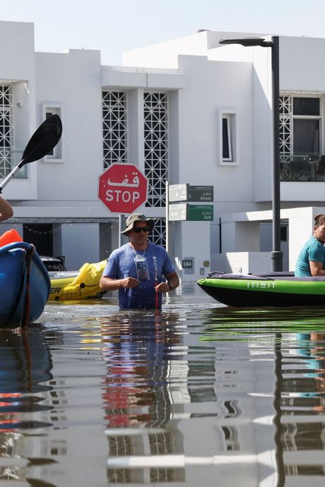 Zondvloed in Dubai zorgt voor overlast en opvallende beelden, mensen evacueren zichzelf met kajaks