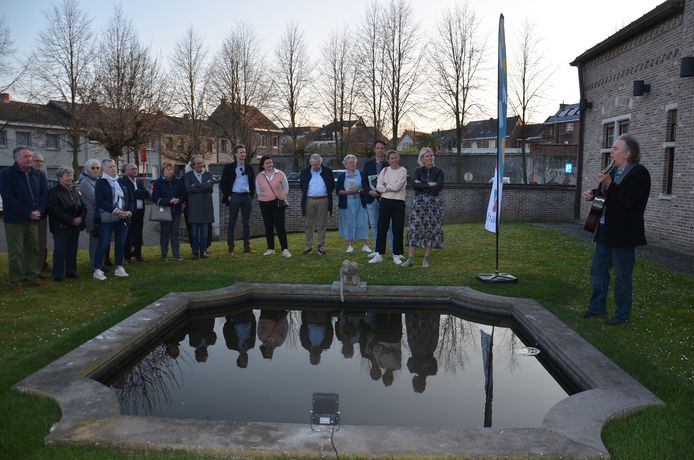‘Meisje aan de Waterkant’, het beeldje op het grasperkje met vijver achter het gemeentehuis werd zaterdagavond officieel ingehuldigd tijdens de feestelijke afsluiter van de HArt-beeldenroutes.