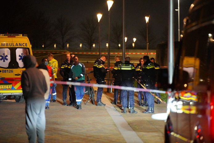Veel hulpdiensten waren dinsdagavond op de been op de Lentse Warande in Nijmegen. Een 29-jarige inwoner van de stad overleed uiteindelijk na een geweldsincident op die plek.