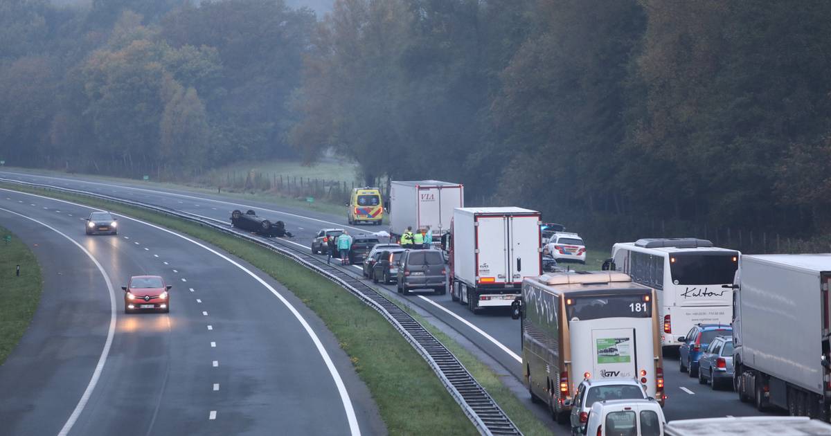 Ernstig ongeval op A1 bij Oldenzaal; snelweg dicht.
