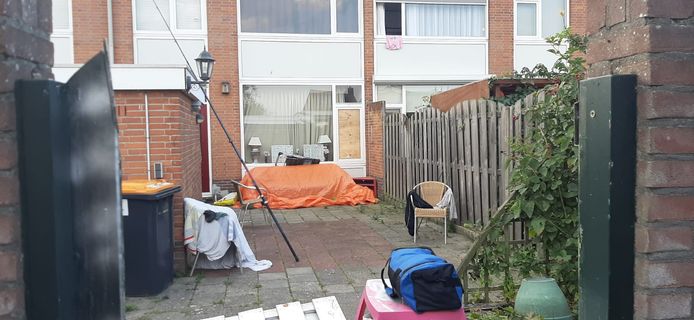De achtertuin van de woning aan de Moggestraat waar in de nacht van dinsdag op woensdag iets van een explosie heeft plaatsgevonden
