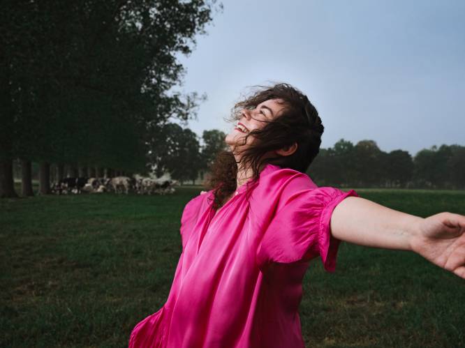 Operazangeres Kelly Poukens (30) repeteert tussen de koeien. “Ik warm mijn stem op door met hen mee te loeien”