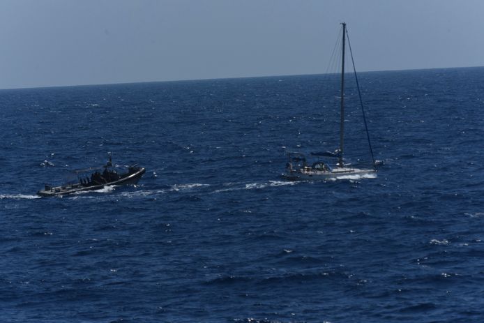 Bij een van de drugsoperaties vorige maand zagen Nederlandse militairen hoe vanuit een speedboot de drugs werden overgeladen in een zeiljacht.