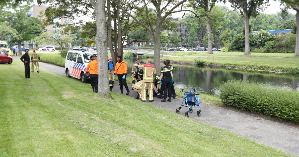 Hulpdiensten rukken uit voor man die met rollator te water ging in Leidschendam .