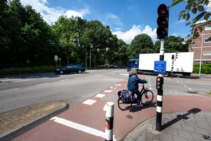 De kruising Grootstalselaan met de Sint Jacobslaan is de enige plek in Nijmegen waar je legaal rechtsaf door rood mag rijden. Het blauwe vierkante verkeersbordje is, voor Nijmeegse begrippen, een uniek exemplaar.