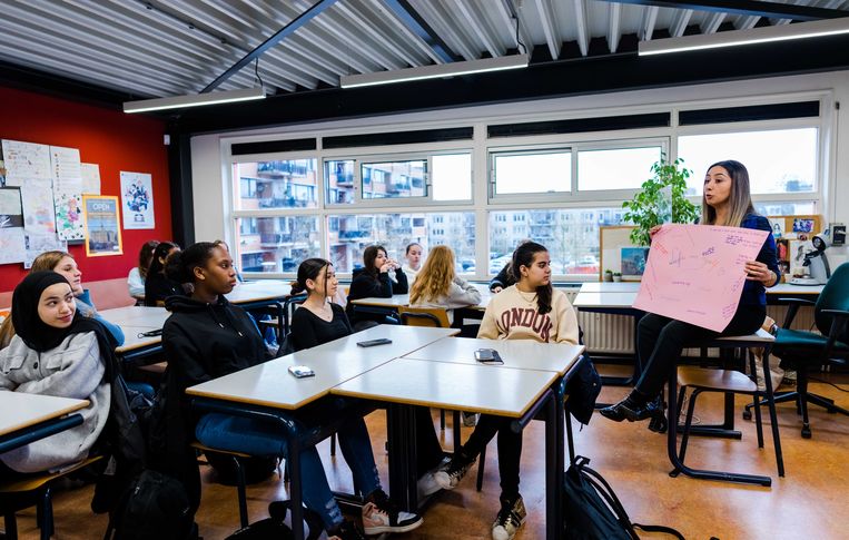 Leerlingen van een middelbare school in Nieuwerkerk aan den IJssel volgen een les seksuele vorming. Beeld ANP / Marco de Swart