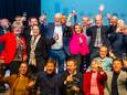 IBV viert de winst van de gemeenteraadsverkiezingen in Voorne aan Zee, met midden achter partijleider Rien Kap.