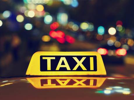 Slingerende taxi botst frontaal op tegenligger: zat illegale taxichauffeur achter stuur, of stomdronken klant?