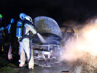 Bestuurder kan brandend voertuig net op tijd op kant zetten na kortsluiting 