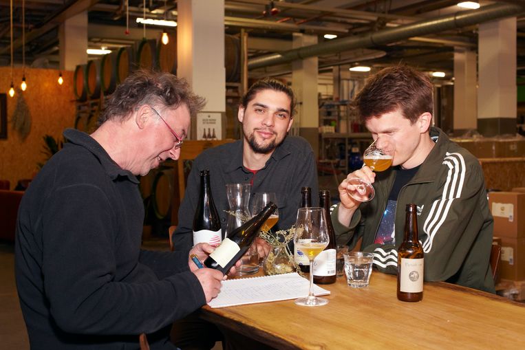 Mac van Dinther proeft de bieren van Nevel samen met Mattias Terpstra (links) en Hubert Hecker. Beeld Daniel Cohen