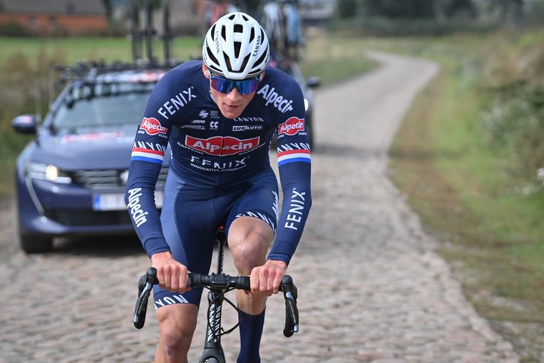 Mathieu van der Poel rijdt over de kasseien van Parijs-Roubaix. Dat was zijn laatste wegkoers, op 3 oktober 2021. Beeld BELGA