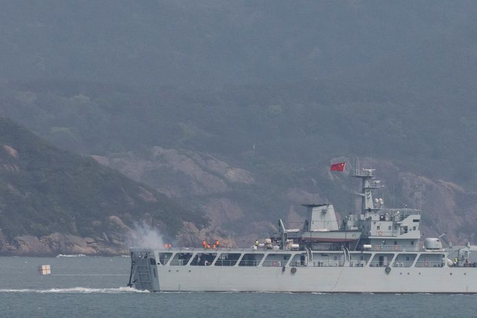 Een Chinees oorlogsschip vaart tijdens de militaire oefening nabij de door Taiwan gecontroleerde Matsu-eilanden die dicht bij de Chinese kust liggen.