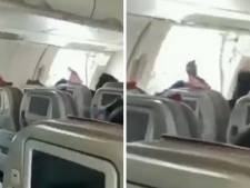 Un passager ouvre la porte d'un avion d'Asiana Airlines quelques minutes avant l’atterrissage