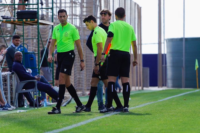 Het arbitrale trio verlaat het veld nadat de coach van Oostende weigert te vertrekken.