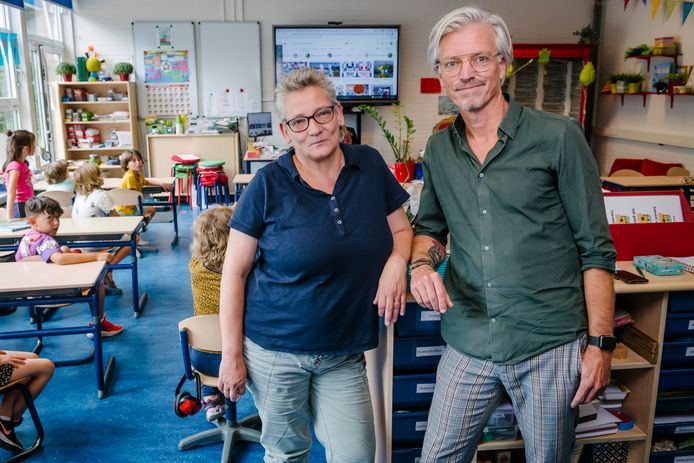 Directeur Maaike Hevel van De Springplank in Rumpt en bestuurder Jeroen Goes van koepel Fluvium Openbaar Onderwijs. Goes worstelt met de extra coronagelden:  ,,Op papier hebben we het geld uitgegeven, maar dat heeft geresulteerd in zeventien vacatures.”