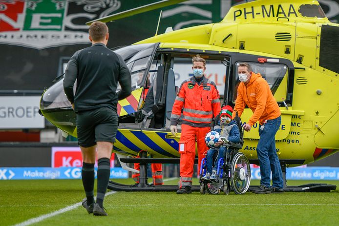 De 10-jarige Elaya overhandigt de wedstrijdbal voor het duel NEC-Telstar aan scheidsrechter Rozendal. De jongen vloog in de traumahelikopter het Goffertstadion binnen om aandacht te vragen voor een geldinzameling voor het Amaliakinderziekenhuis.