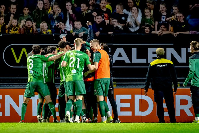 Vreugde bij de spelers van FC Dordrecht na de 1-4 van Korede Osudina. De jeugdige Bredase aanhang op de achtergrond is er minder blij mee.