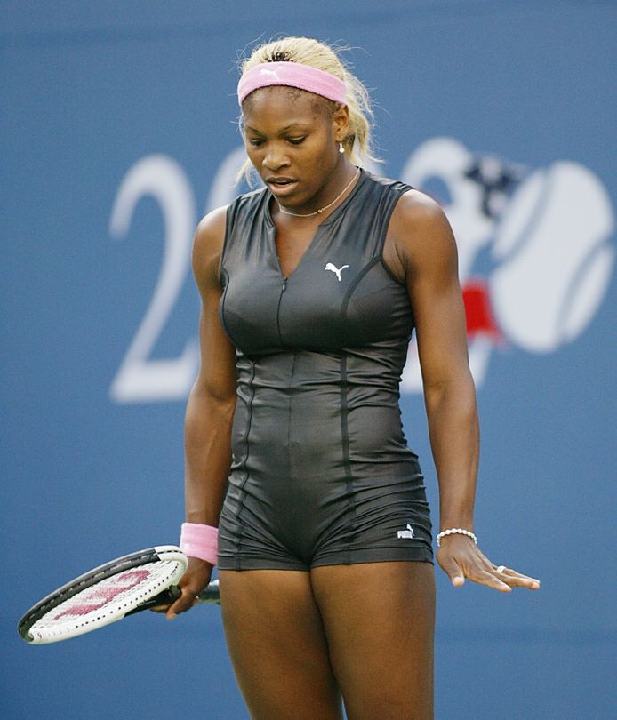 Een korte zwarte catsuit tijdens de halve finale van de US Open in 2002.