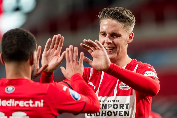 Joey Veerman viert zijn eerste treffer voor PSV.