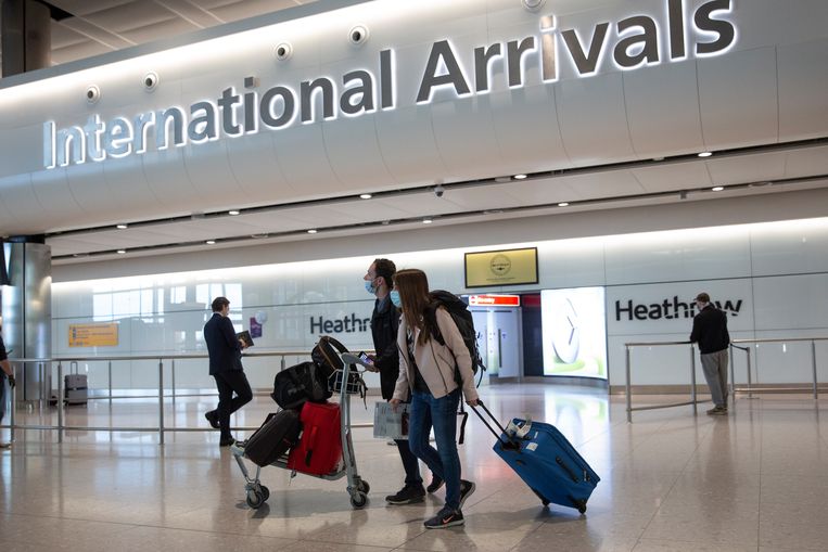 Reizigers in de aankomsthal van luchthaven Heathrow in het Verenigd Koninkrijk.  Beeld AP