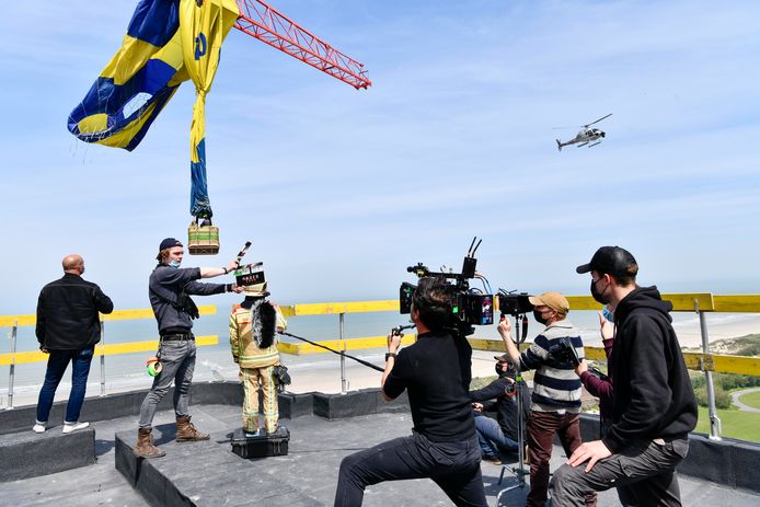 Tijdens het draaien van ‘Onder vuur’ hing een luchtballon vast aan een torenkraan. Velen wisten niet dat het om televisieopnames ging.