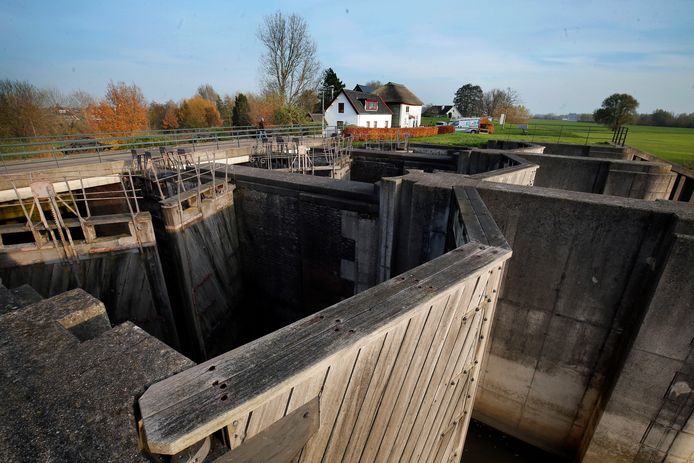 Wederom de sluis in Dalem, maar nu gezien vanaf de rivierzijde.