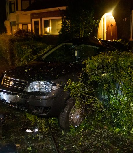 Auto belandt in voortuin in Roosendaal, en dat is niet voor het eerst: ‘Je schrikt je helemaal kapot’