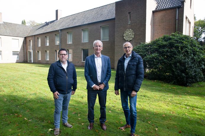 Vlnr: Maarten Maas, Chris Theuws en Peter van de Noort in de tuin van het Fraterhuis in Reusel.