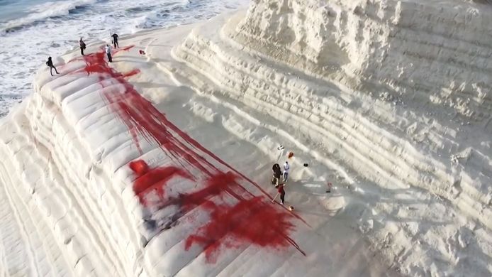 La falaise de marne blanche de la Scala dei Turchi "défigurée"