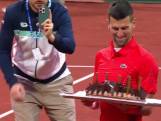 Djokovic krijgt taart van organisatie op verjaardag in Genève