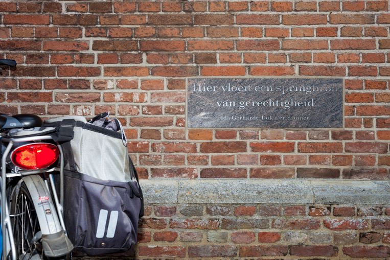 Een tekst van Ida Gerhardt op de muur van het Bornhof in Zutphen.
 Beeld Renate Beense
